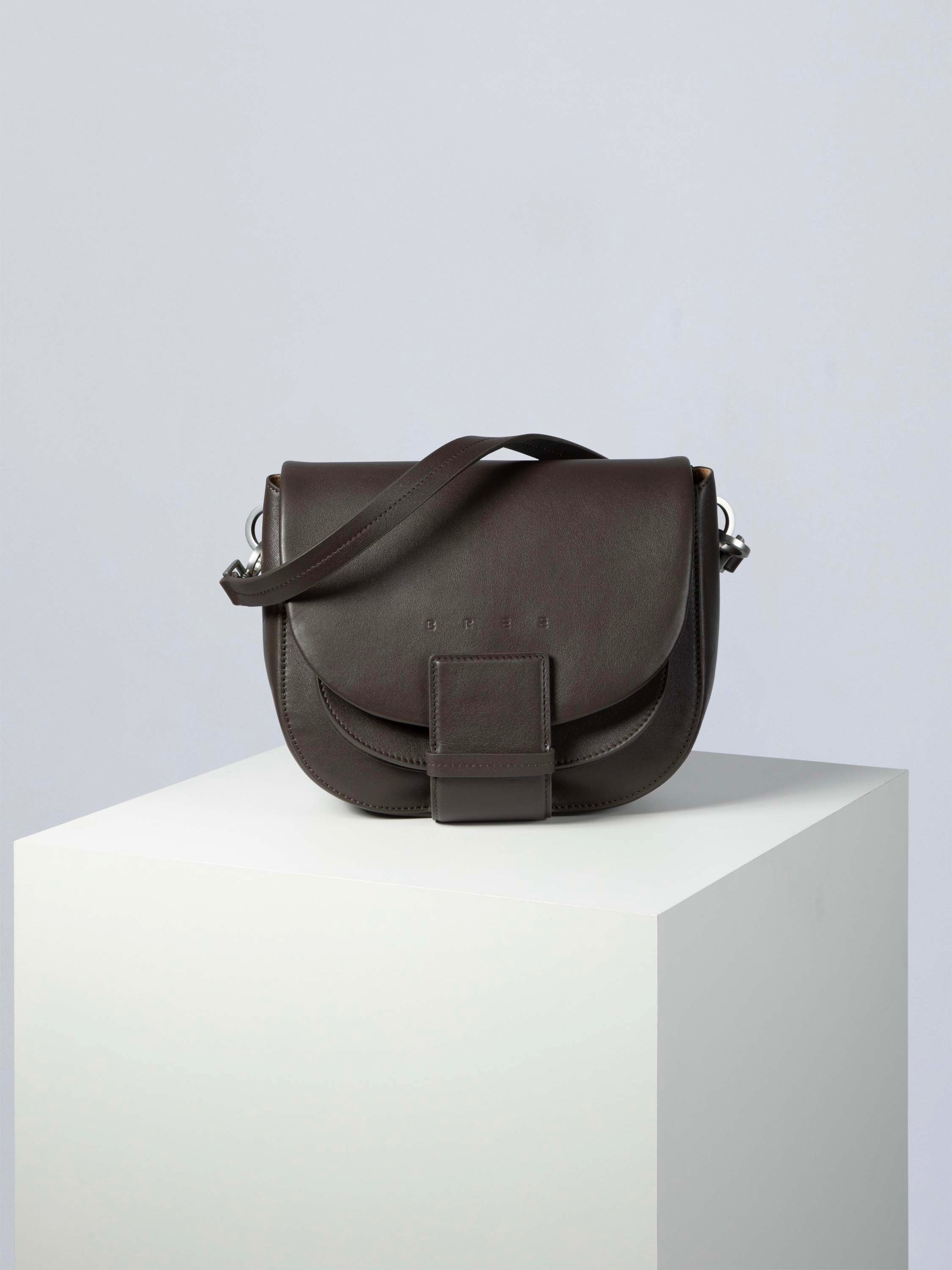 color:dunkelbraun_ansicht:000000000000001_dokar:Z07_dokar-text:online inhalt