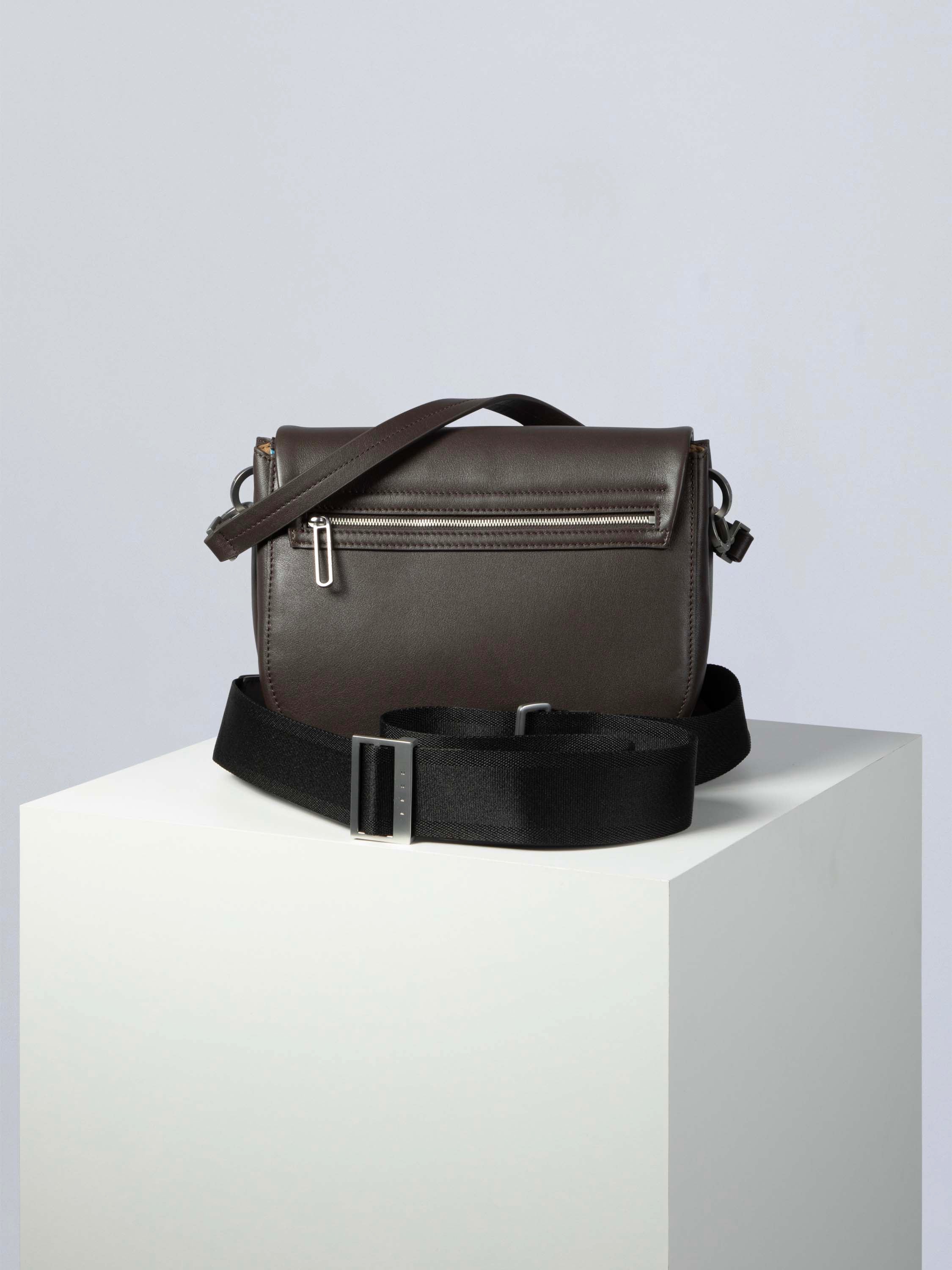 color:dunkelbraun_ansicht:000000000000002_dokar:Z07_dokar-text:online inhalt