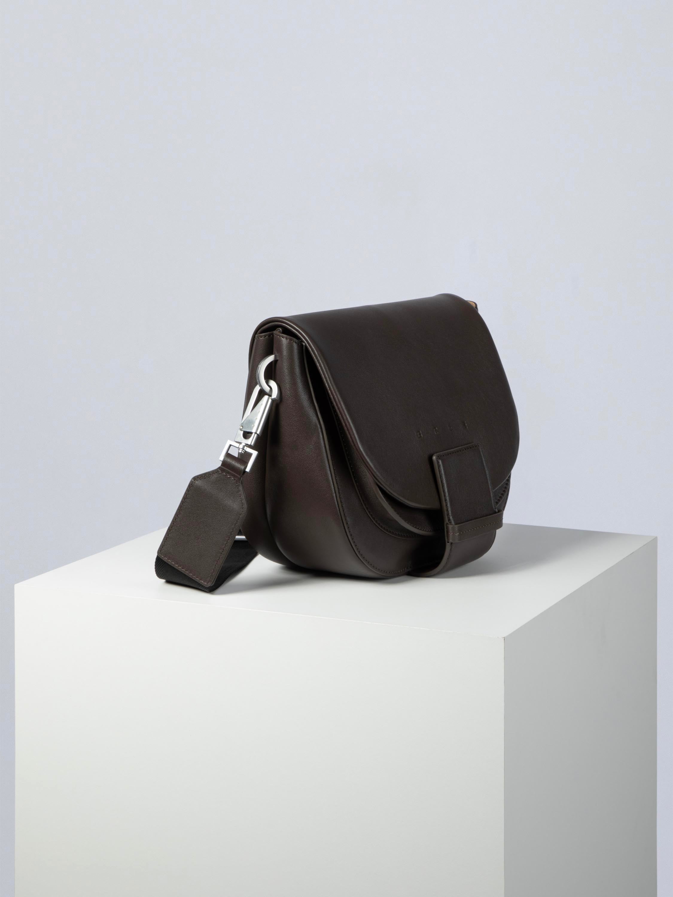 color:dunkelbraun_ansicht:000000000000005_dokar:Z07_dokar-text:online inhalt