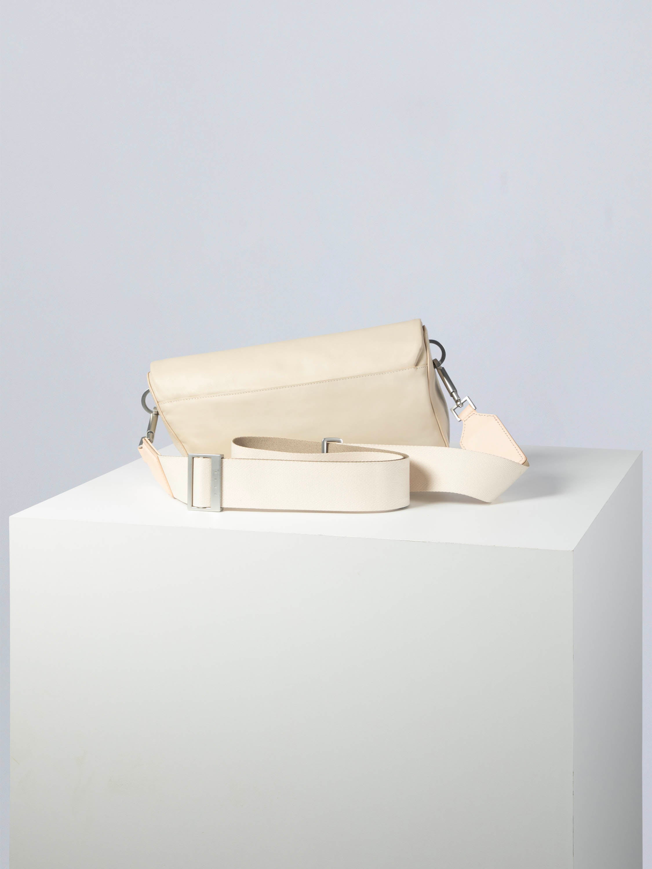 color:reines weiß_ansicht:000000000000003_dokar:Z07_dokar-text:online inhalt