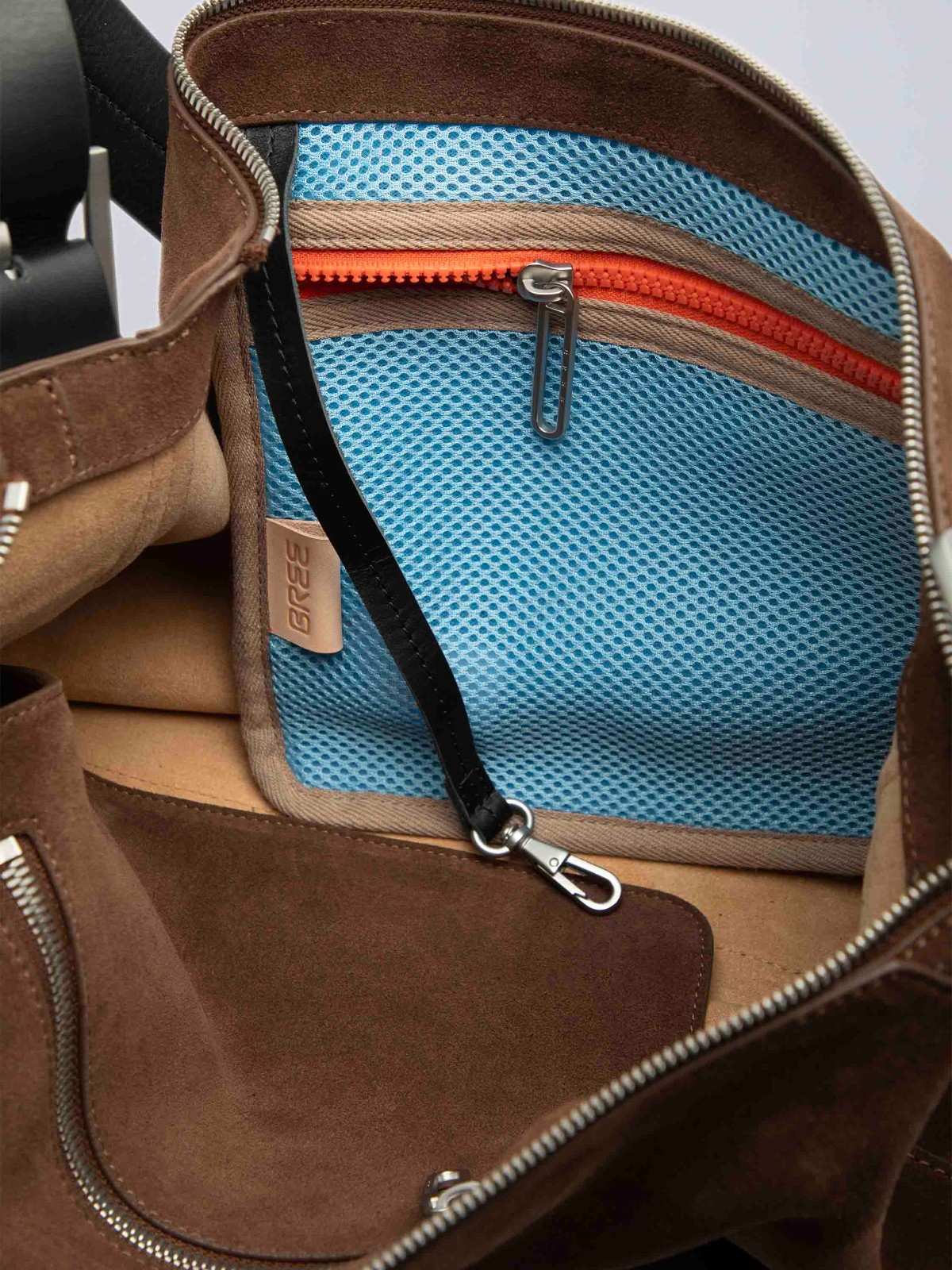 color:dunkelbraun_ansicht:000000000000007_dokar:Z07_dokar-text:online inhalt