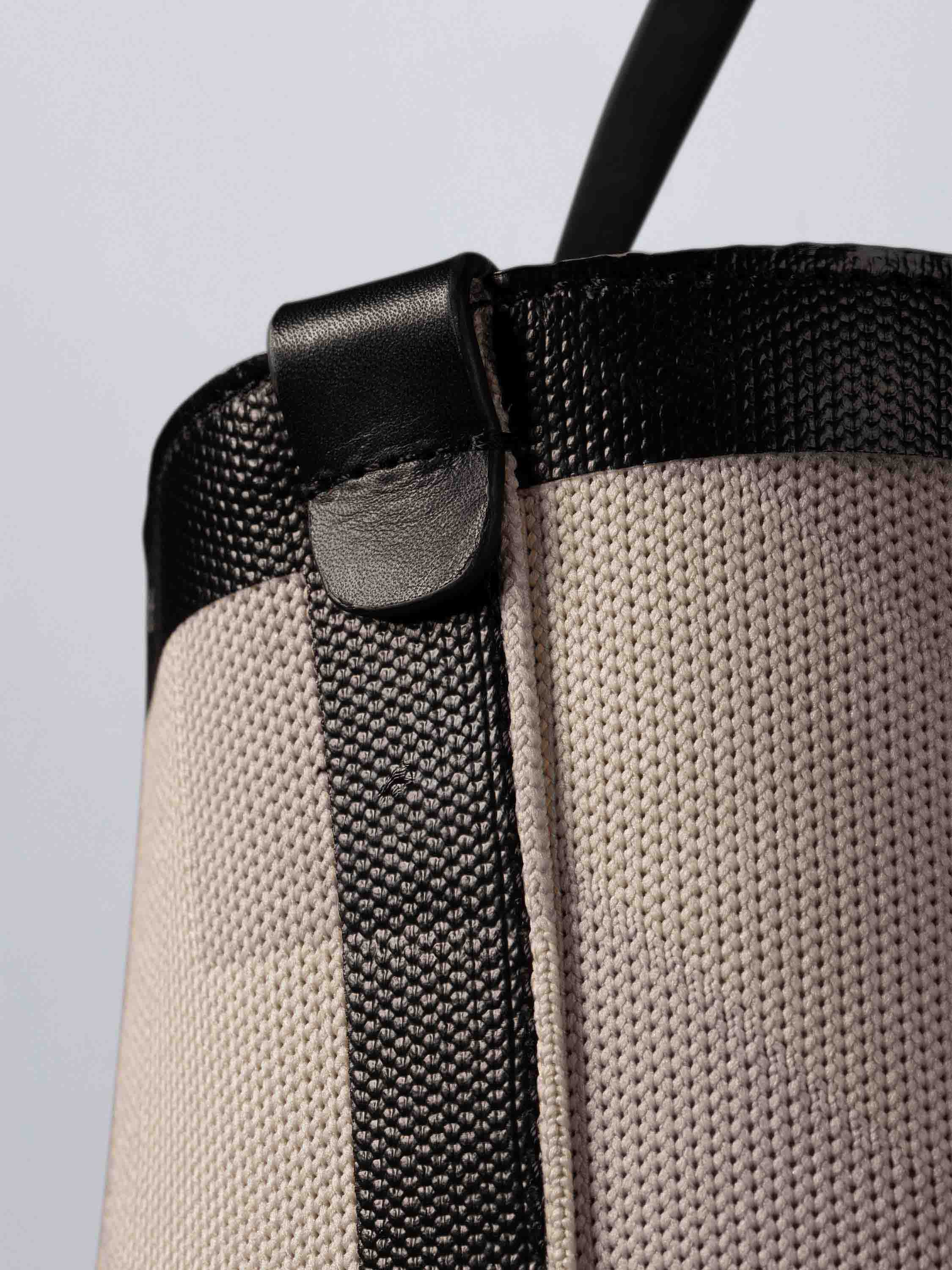 color:beige | black_ansicht:000000000000008_dokar:Z07_dokar-text:online inhalt