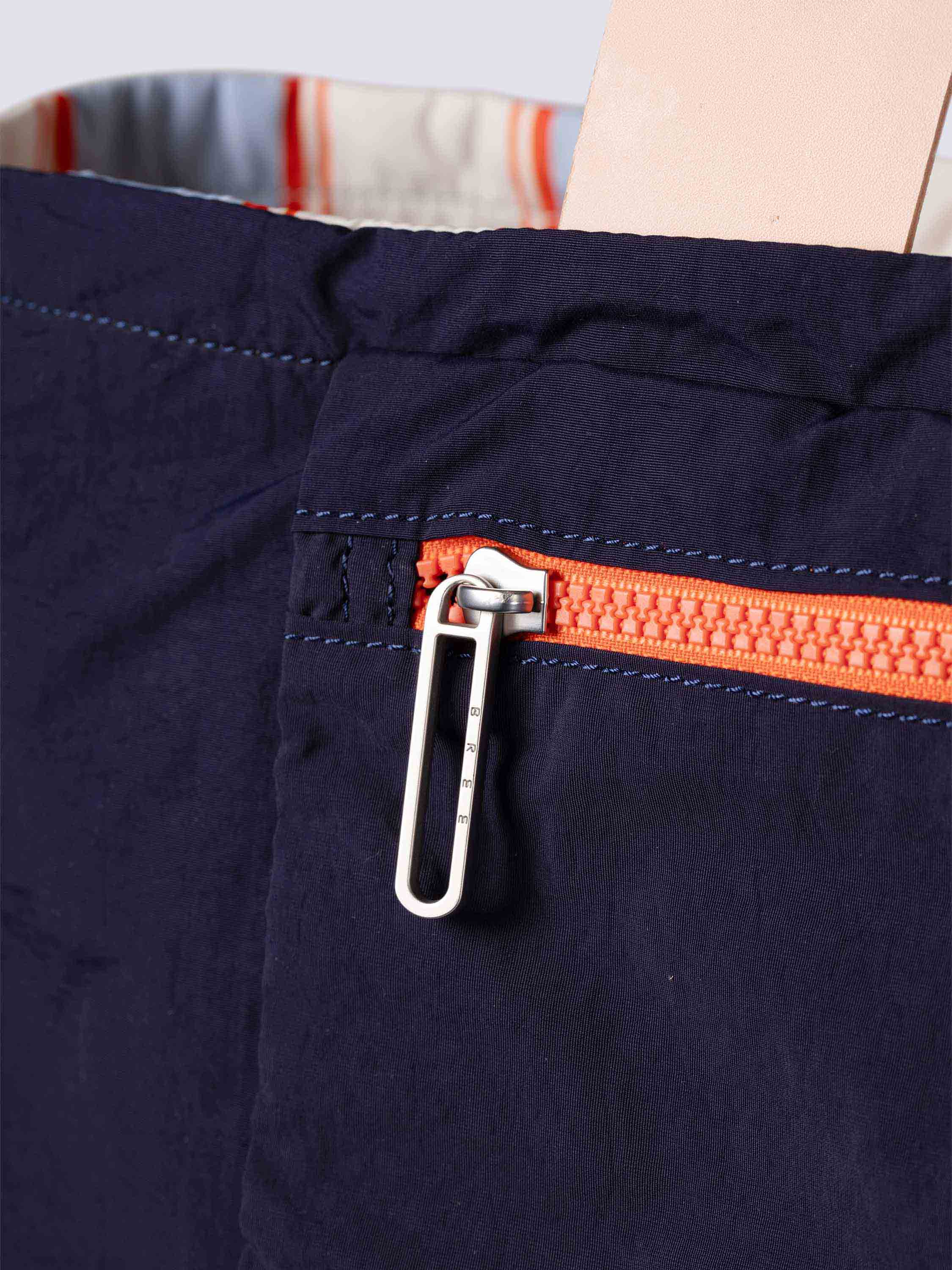 color:dark navy_ansicht:000000000000009_dokar:Z07_dokar-text:online inhalt